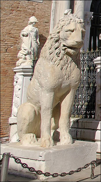 Statue d'un lion devant l'Arsenal
