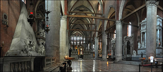 L'intérieur de l'église des Frari