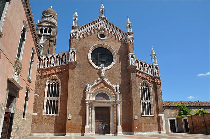 La façade de l'église de la Madonna dell'Orto