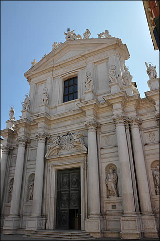 Façade de l'église Santa Maria Assunta