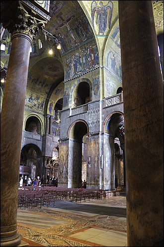 Vue de l'intérieur de la basilique Saint Marc