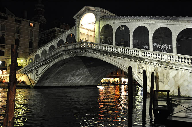 Le pont du Rialto de nuit