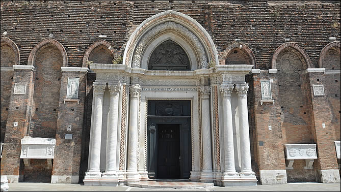 Portail de l'église Santi Giovanni e Paolo