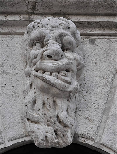 Masque situé sur le campanile de Santa Maria Formosa