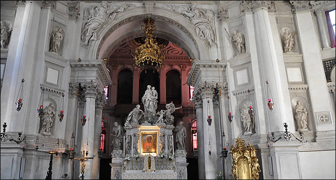 Vue du maître-autel de Santa Maria della Salute
