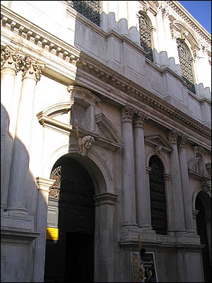 La façade de la Scuola Grande dei Carmini