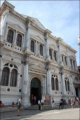 La façade de la Scuola Grande di San Rocco