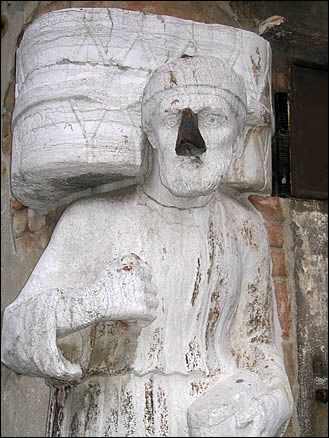L'une des quatre statues des Mori