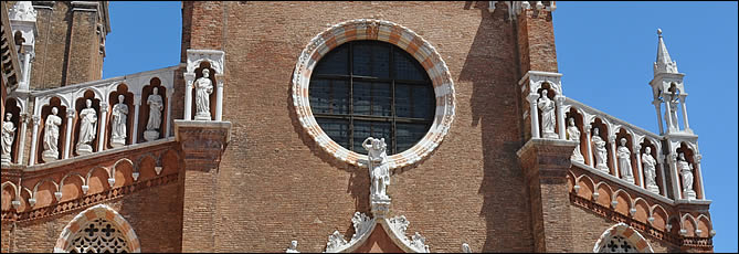 Statues des Apôtres sur la façade de la Madonna dell'Orto