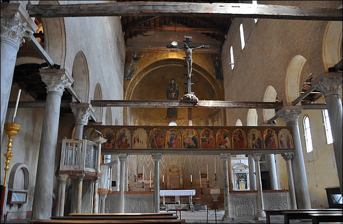 L'intérieur de la cathédrale Santa Maria Assunta